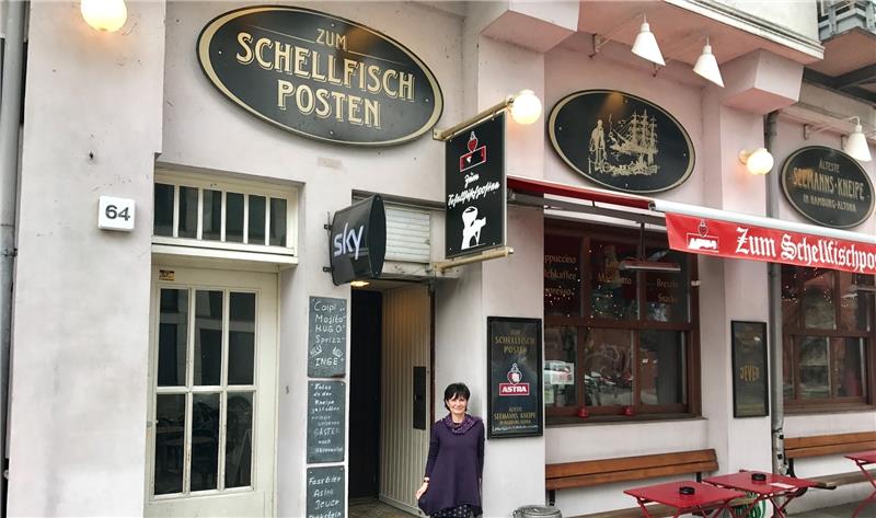 Mehr als 100 Sendungen von „Inas Nacht“ wurden aus der Seemannskneipe „Zum Schellfischposten“ in der Carsten-Rehder-Straße 62 bisher vom NDR übertragen.