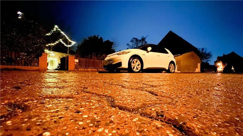 Mehr als 100 Unfälle haben sich seit dem Morgen aufgrund von Eisglätte in den Landkreisen Cloppenburg und Vechta ereignet, mehrere Menschen wurden verletzt. (Symbolbild)