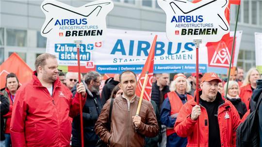 Mehr als 1000 Beschäftigte der Metall- und Elektroindustrie haben vor dem Airbus-Werkstor in Bremen für ihre Tarifforderungen demonstriert.