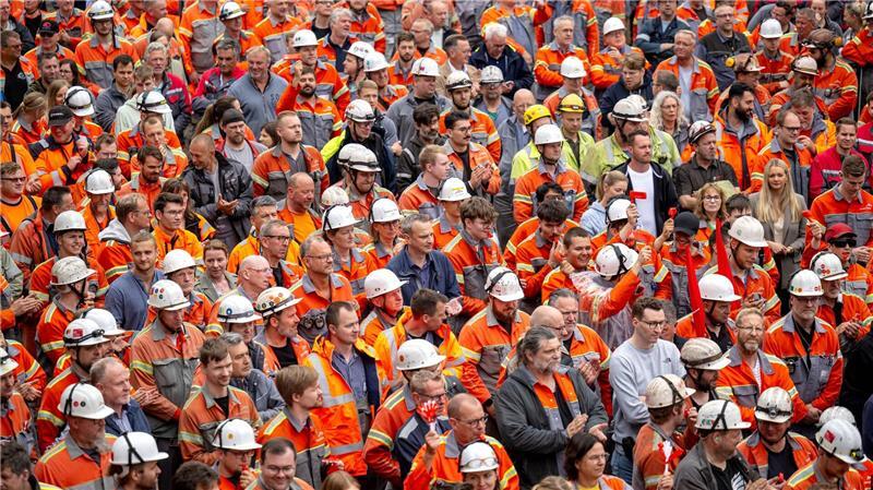 Mehr als 1.000 Beschäftigte des Bremer Stahlwerks demonstrieren. 