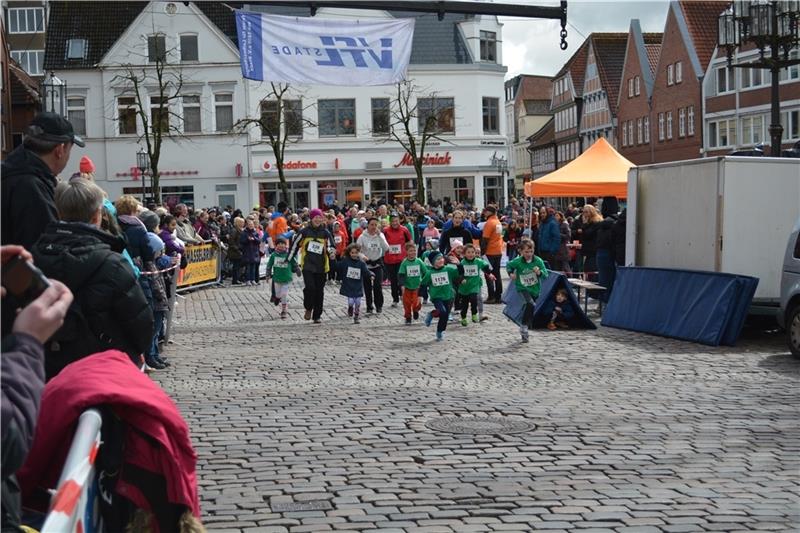 Mehr als 1000 Kinder waren in den vergangenen Jahren am Start. Die Klassen liefen 2,5 Kilometer durch die Stader Altstadt. Foto: Archiv