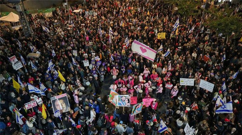 Einsatz in Gaza-Klinik beendet - Netanjahu vor Operation Mehr als 1.000 Menschen demonstrieren in Tel Aviv für einen Geisel-Deal.