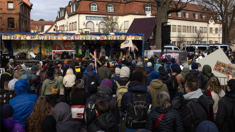 Junge Alternative löst sich auf Mehr als 1.000 Menschen demonstrieren laut Polizei gegen die Veranstaltung der JA in der Stadthalle Apolda.