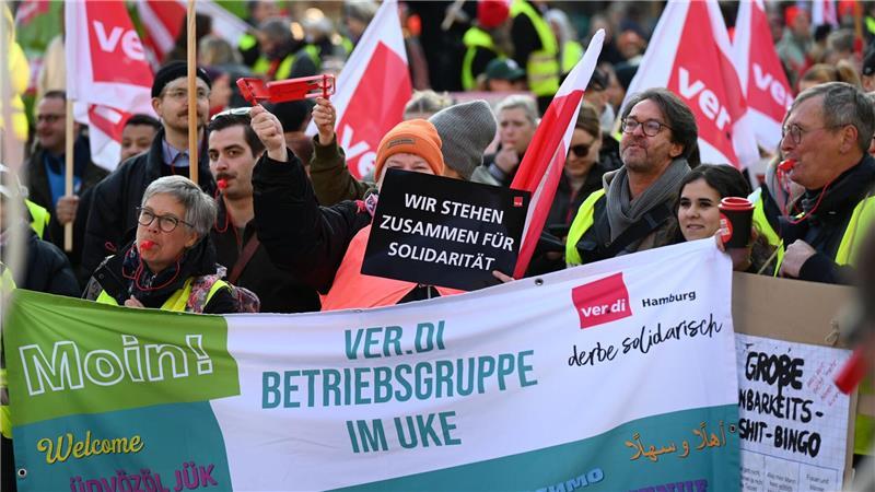 Mehr als 1.000 Menschen nehmen nach Angaben von Verdi an einer Kundgebung der Gewerkschaft teil.