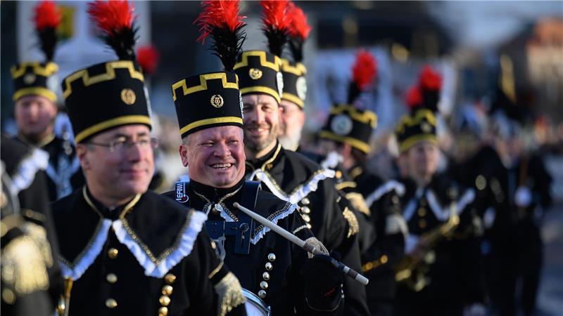 Mehr als 1.000 Teilnehmer einer Bergparade ziehen zum Abschluss des Kulturhauptstadtjahres durch Chemnitz.
