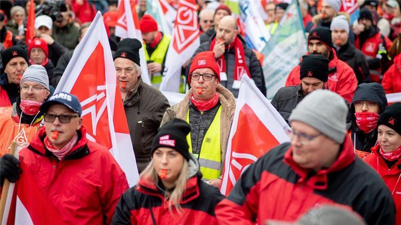 Fast 20.000 Metaller bei Aktionstag im Norden im Ausstand Mehr als 10.000 Beschäftigte beteiligten sich an dem sogenannten Küstenaktionstag in Hamburg, Bremen, Schleswig-Holstein, Mecklenburg-Vorpommern und im Norden Niedersachsens.