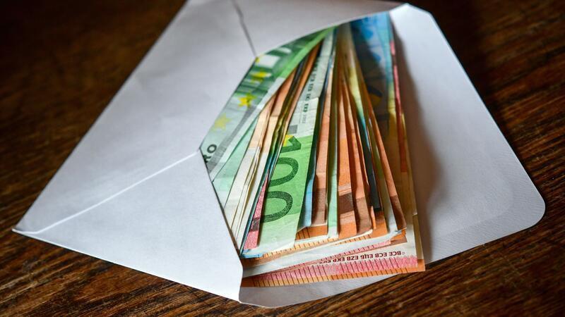 Mehr als 100.000 Euro in bar übergab die Rentnerin den Trickbetrügern. (Symbolbild)