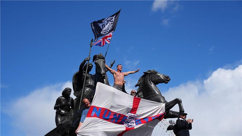 Rechte Großdemo in London: Zusammenstöße mit Polizei Mehr als 100.000 Menschen folgten dem Aufruf des Rechtsextremisten Tommy Robinson.