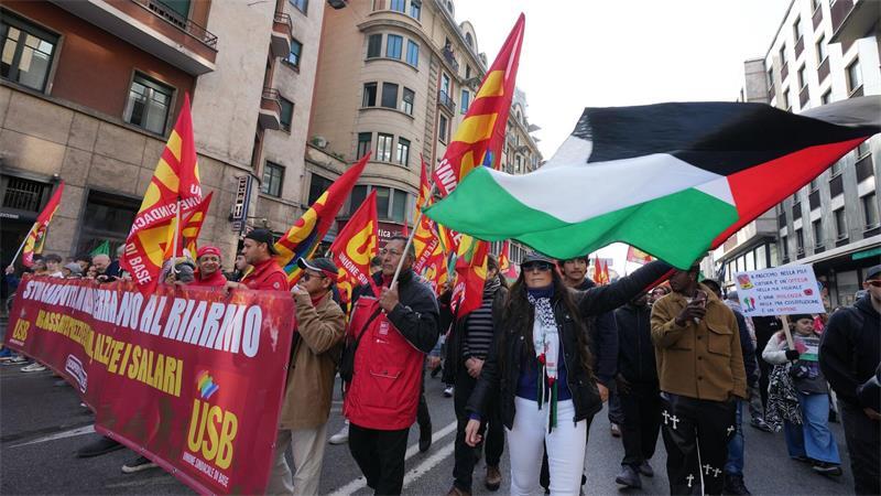 Mehr als 100.000 Menschen protestieren in Italien gegen die Meloni-Regierung.