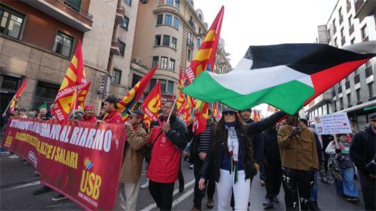 Mehr als 100.000 Menschen protestieren in Italien gegen die Meloni-Regierung.