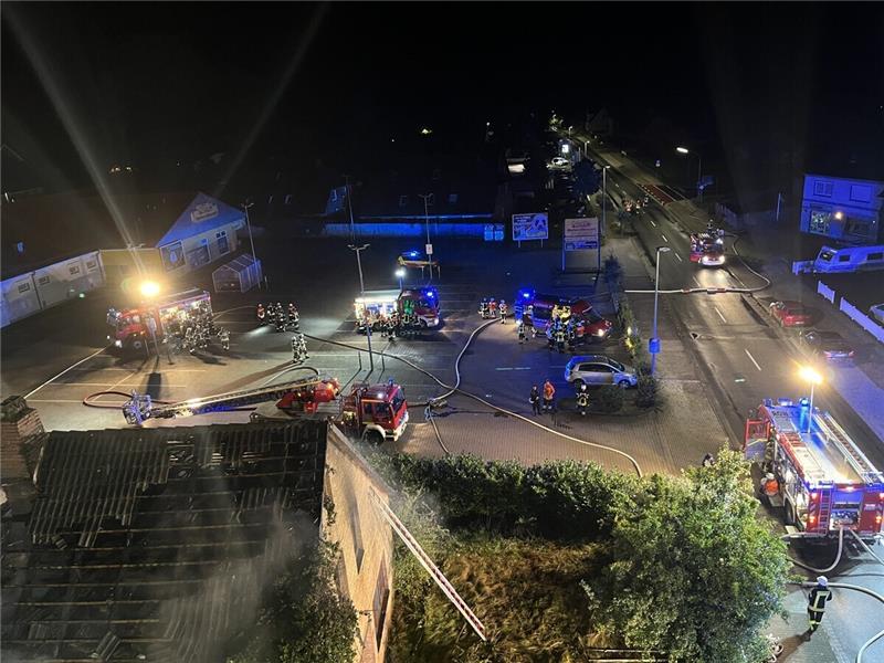 Einfamilienhaus im Kreis Rotenburg in Flammen – Einsturzgefahr Mehr als 110 Feuerwehrleute waren in der Nacht zum Dienstag im Einsatz. Foto: Feuerwehr Visselhövede