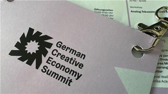 Mehr als 1.100 Kreative haben in Hamburg auf dem Gipfel der Kreativwirtschaft Impulse für den Umgang mit Künstlicher Intelligenz gesucht. 
