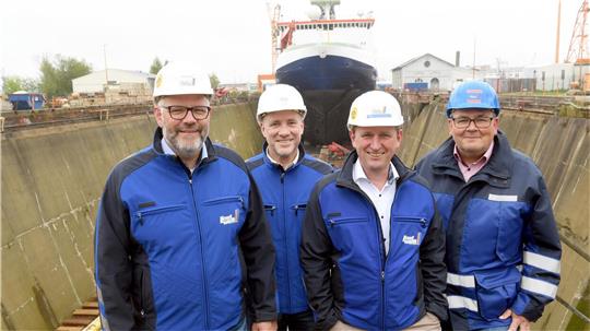 Mehr als 118 Jahre Lloyd Werft (von links): Betriebsleiter Sven May (seit 29 Jahren im Unternehmen), Personalchef Markus Ahlfeld (35 Jahre dabei), Geschäftsführer Friedrich Norden (22 Jahre) und der Betriebsratsvorsitzende Nils Bothen (30 Jahre). Foto: Scheer