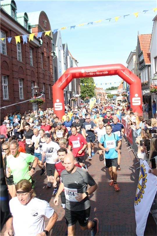 Mehr als 1200 Teilnehmer starteten über die verschiedenen Distanzen beim 18. Buxtehuder Altstadtlauf.