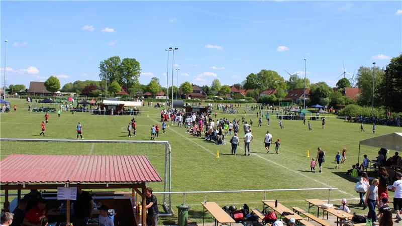 Panorama in Mulsum während des Mohr Cups vom Fußballplatz und vielen Zuschauern.