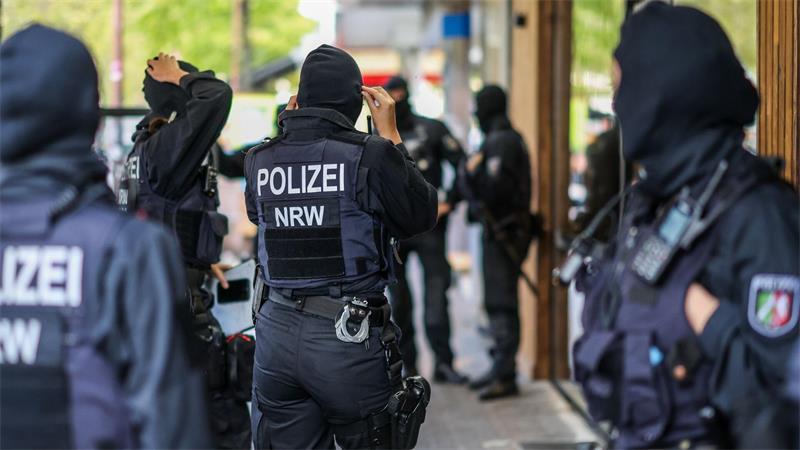 Mehr als 140 Objekte waren durchsucht worden, 14 Haftbefehle wurden vollstreckt. Die Großrazzia richtete sich dabei gegen ein Geldwäsche-Netzwerk, das eng auf die Zusammenarbeit mit den „Hells Angels“ setzte.