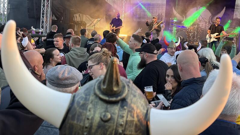 Mehr als 1600 Fans feierten Torfrock bereits 2022 am Elbdeich in Twielenfleth.