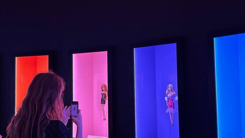Pink ist mehr als eine Farbe: 65 Jahre Barbie-Hype Mehr als 180 Barbies sind ausgestellt.