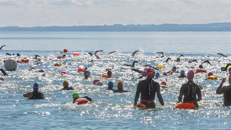 Mehr als 180 Frauen und Männer haben bei der vierten und letzten Etappe des Seebrückenschwimmens in der Lübecker Bucht mitgemacht.