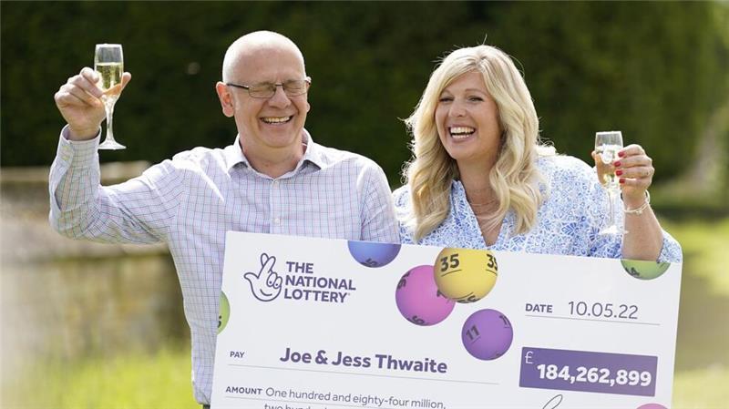 177 Millionen Pfund: Britischer Lotto-Gewinner meldet sich Mehr als 184 Millionen Pfund für ein Paar aus Gloucester bedeuteten im Mai 2022 den damals höchsten Jackpot der britischen Geschichte. (Archivbild)