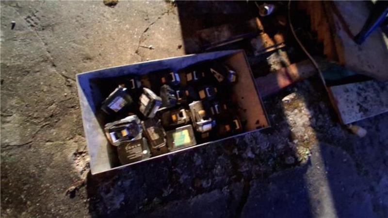 Werkstattbrand in der Wingst: Lithium-Akkus bergen Explosionsgefahr Mehr als 20 Makita LXT-Akkus wurden aus dem Feuer geborgen und wegen Überhitzungs- und Explosionsgefahr ins Freie gebracht.