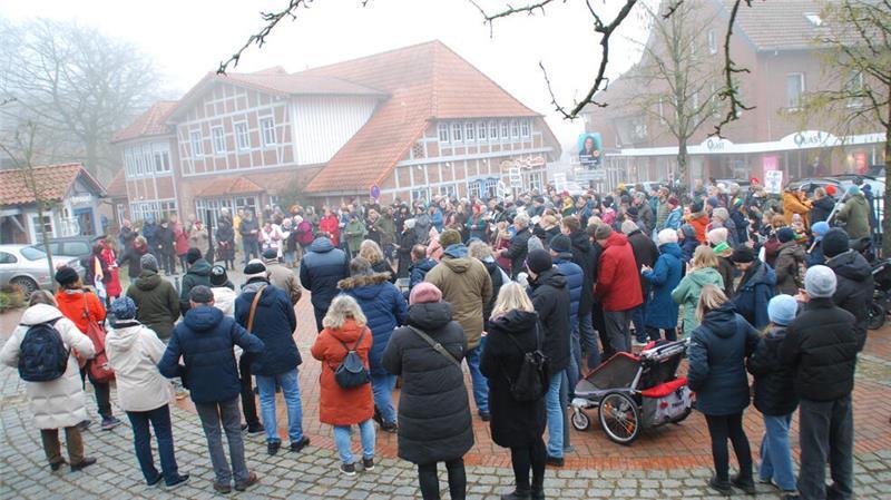 Mehr als 200 Bürgerinnen und Bürger kamen am Samstagvormittag zum August-Hillert-Platz in Harsefeld.