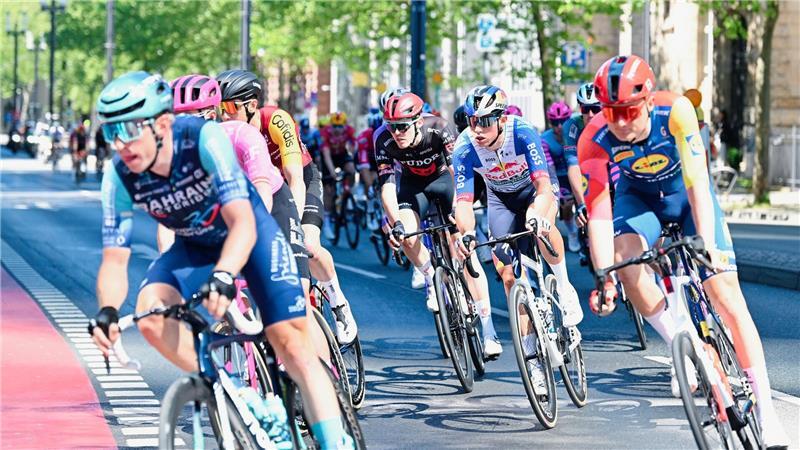 Zimmermann feiert Rad-Coup in Frankfurt: „Das Nonplusultra“ Mehr als 200 Kilometer mussten die Radprofis bewältigen.