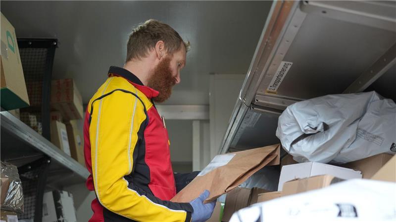 Zusteller im Weihnachtsstress: „Man ist fix und fertig“ Mehr als 200 Pakete fährt der Paketbote täglich in der Weihnachtszeit aus.