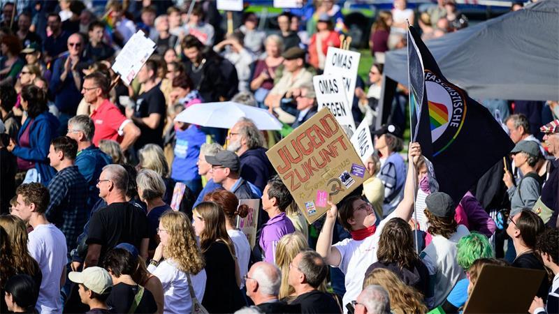 Mehr als 2.000 Menschen protestierten laut Polizei gegen die AfD.