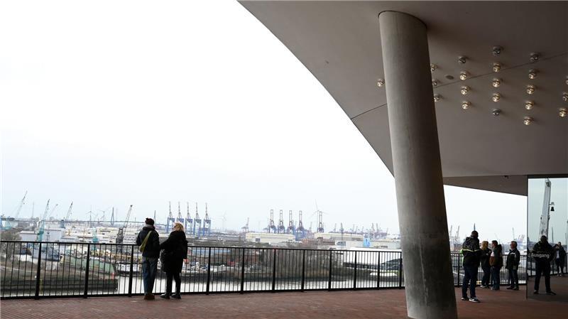 Mehr als 2,2 Millionen Menschen haben im vergangenen Jahr die die Aussichtsplattform der Elbphilharmonie besucht. (Archivbild)