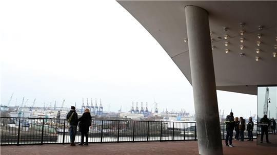 Mehr als 2,2 Millionen Menschen haben im vergangenen Jahr die die Aussichtsplattform der Elbphilharmonie besucht. (Archivbild)