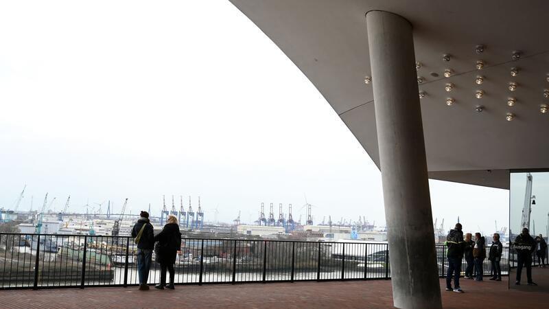 Mehr als 2,2 Millionen Menschen haben im vergangenen Jahr die die Aussichtsplattform der Elbphilharmonie besucht. (Archivbild)