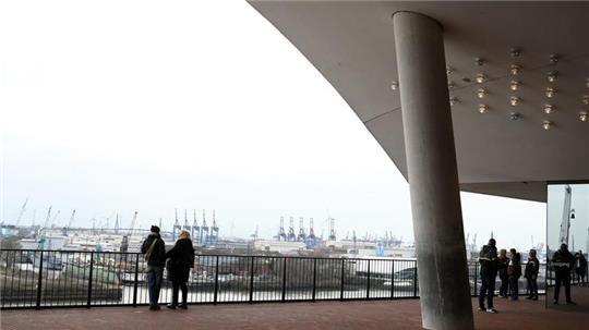 Mehr als 2,2 Millionen Menschen haben im vergangenen Jahr die die Aussichtsplattform der Elbphilharmonie besucht. (Archivbild)