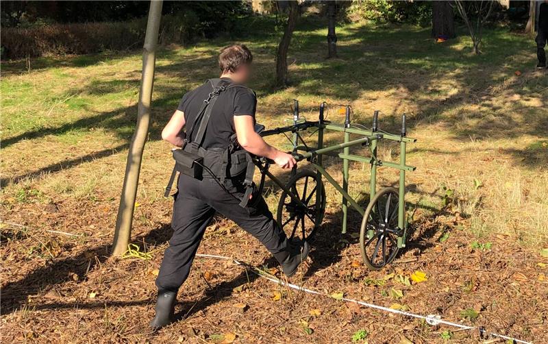 Mehr als 23 Jahre nach dem Verschwinden des Hamburger Mädchens Hilal suchen Ermittler erneut nach Spuren im Altonaer Volkspark. Foto: Bockwoldt/dpa