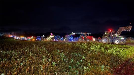 Mehr als 260 Trecker sind am Sonntagabend auf dem Weg zum Endpunkt nach Sauensiek.