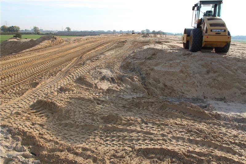 Mehr als 3 Millionen Kubikmeter Sand hat das Bauunternehmen Bunte bereits auf dem dritten Bauabschnitt der A26 zwischen Buxtehude und Neu Wulmstorf verbaut. Etwa 2 Millionen Kubikmeter wurden per Rohrleitung direkt aus dem Baggersee bei Ovelgönne an die Baustelle gespült. Weitere 400 000 Kubikimeter stammen von dem Vorbelastungsdamm des zweiten Bauabschnitts zwischen der Anschlussstelle Jork und der Este, denn ein Teil des Damms wird abgetragen und wiederverwendet,  300000 Kubikmeter kamen aus Ketzendorf. Nun sollen noch 50- bis 60 000 Kubikmeter vom Schragenberg in Nottensdorf und aus Fischbek per Lkw herbeigeschafft werden.