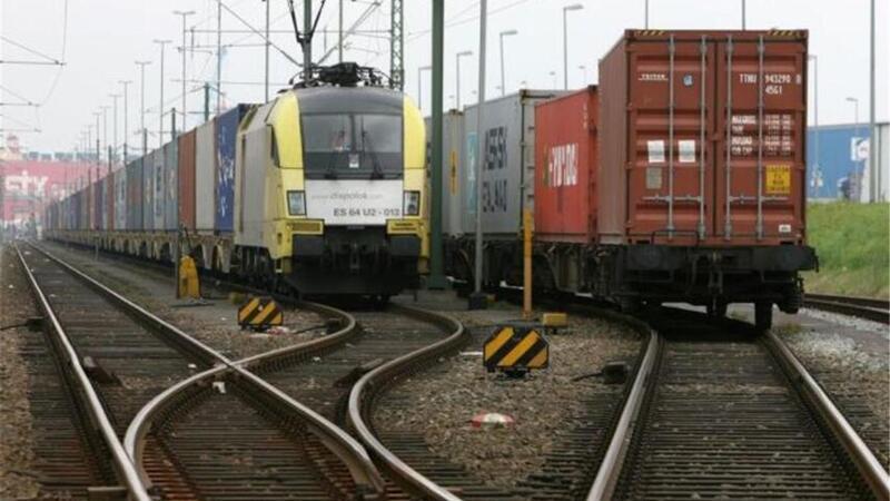 Bahn statt Lkw: EVB will mehr Güter auf die Schiene bringen Mehr als 30 Güterlokomotiven hat die EVB im Einsatz. In der Wiederbelebung des Einzelwagenverkehrs, im Zubringerdienst und mit neuen Partnern beabsichtigt das Unternehmen Güter auf die Schiene zu holen.