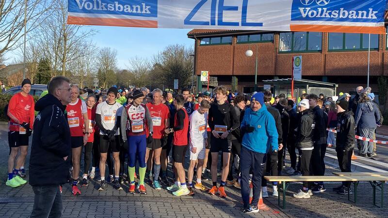 Mehr als 300 Menschen standen an der Startlinie beim Winterlauf in Oldendorf.