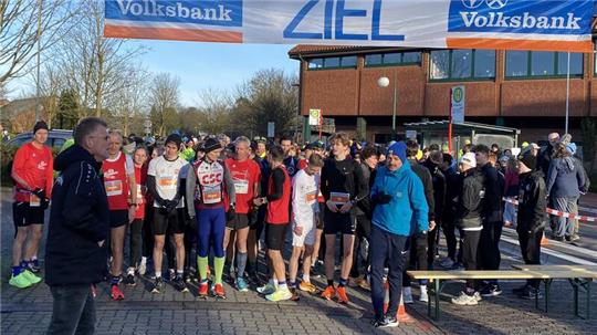 Mehr als 300 Menschen standen an der Startlinie beim Winterlauf in Oldendorf.