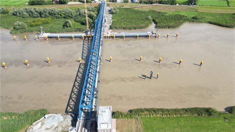 Weg frei nach zehn Jahren - Friesenbrücke ist geöffnet Mehr als 300 Meter ist die neue Friesenbrücke in Ostfriesland lang.