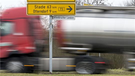Mehr als 30.000 Fahrzeuge quälen sich täglich auf der B73 zwischen Cuxhaven und Hamburg. Dass die Bundesstraße ausgebaut und entlastet werden muss, ist unbestritten. Foto: Adelmann