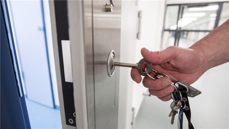 Mehr als 3.400 in Hamburg ausgestellte Haftbefehle sind aktuell nicht vollstreckt. (Symbolbild)