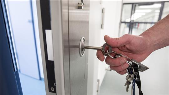 Mehr als 3.400 in Hamburg ausgestellte Haftbefehle sind aktuell nicht vollstreckt. (Symbolbild)