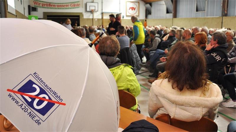 Mehr als 350 Besucher kamen zu der Veranstaltung des BUND in Mentzhausen, um sich darüber zu informieren, wie man Einwendungen gegen den Bau der Küstenautobahn erhebt. 
