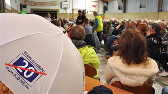 Mehr als 350 Besucher kamen zu der Veranstaltung des BUND in Mentzhausen, um sich darüber zu informieren, wie man Einwendungen gegen den Bau der Küstenautobahn erhebt. 