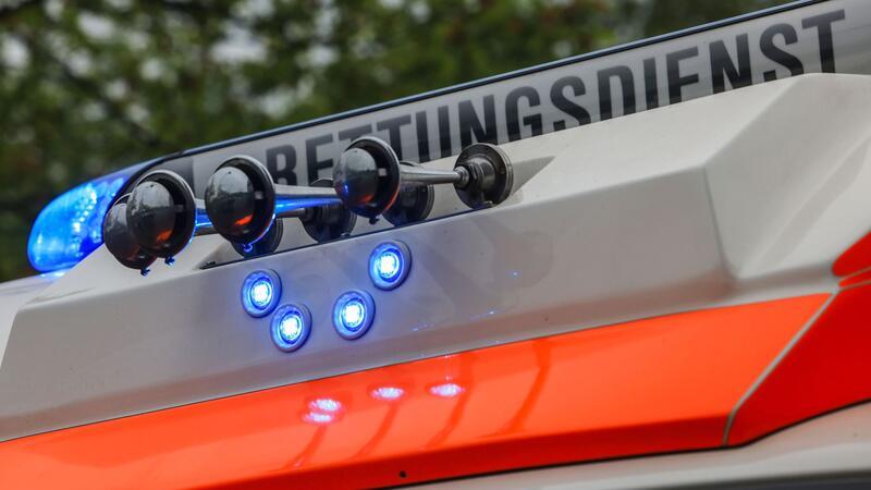 Mehr als 350 Rettungskräfte waren bei dem Brand in dem Altenheim im Einsatz. (Symbolbild)
