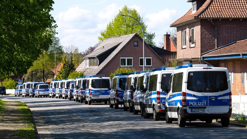 „Das halbe Dorf sucht mit“ – Bislang keine Spur von Arian Polizeifahrzeuge stehen am Straßenrand.