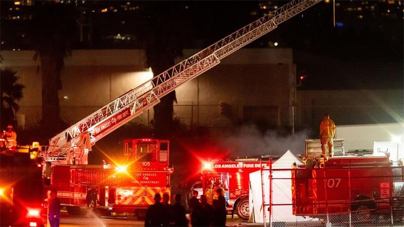 TV-Helikopter stürzt in Los Angeles ab - mehrere Tote Mehr als 50 Feuerwehrkräfte löschten den Brand.