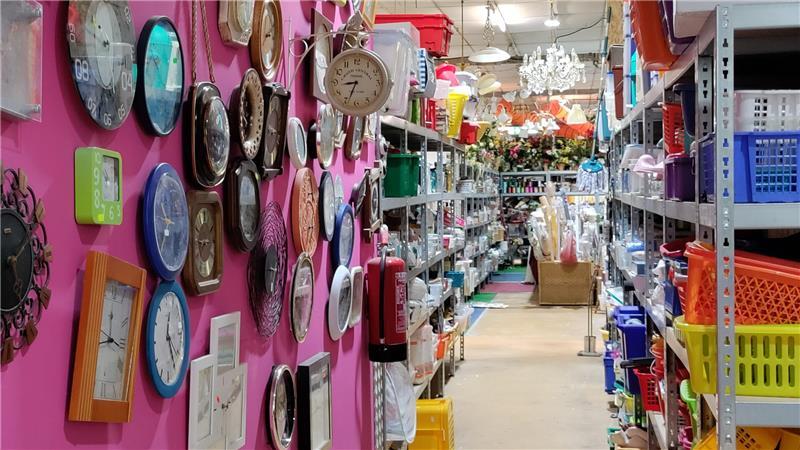 Dirk und Marinas Flohmarkthalle in Stade: Ein Paradies für Trödel-Fans Mehr als 50 Uhren hängen an dieser Wand im Secondhand-Kaufhaus.