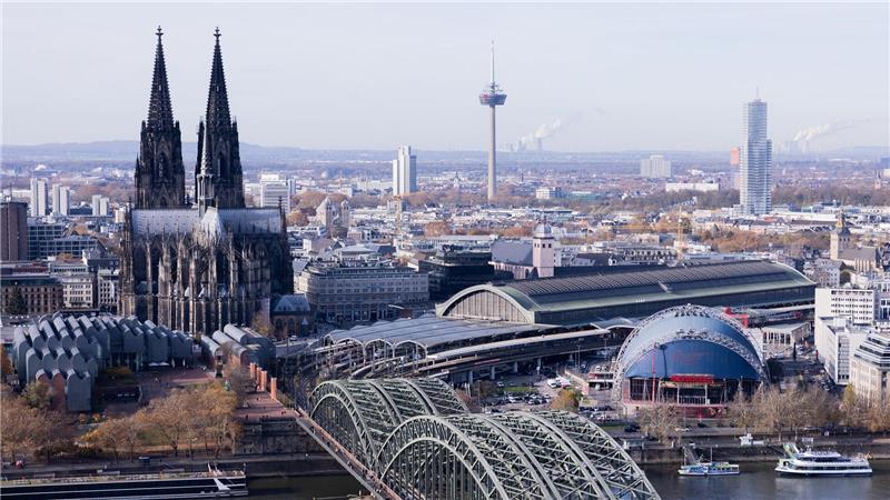 Kein ICE nach Köln Hauptbahnhof: Bahn startet Bauarbeiten Mehr als 50 neue Stellwerke nimmt die Bahn jedes Jahr in Betrieb - ausgerechnet am Kölner Hauptbahnhof gab es Probleme.